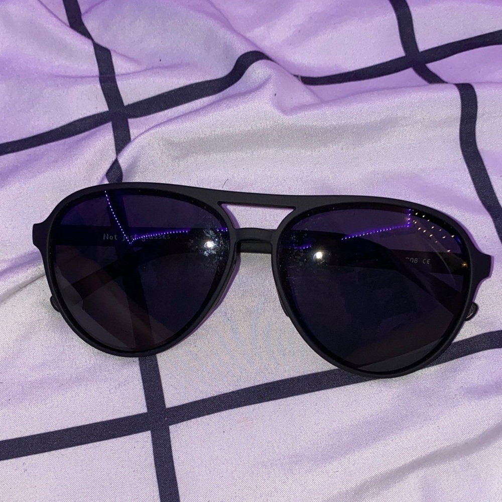 Men's Black Aviator Sunglasses with Dark Lenses